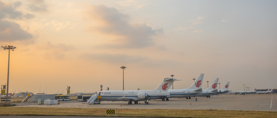 攝圖網_501671327_大氣北京首都機場停機坪(企業商用).jpg